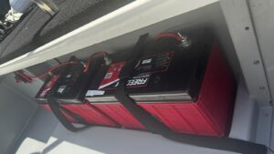 Baterias instaladas em Bass Boat para alimentação de motor elétrico nas configurações 12V, 24V ou 36V utilizadas na pesca esportiva.