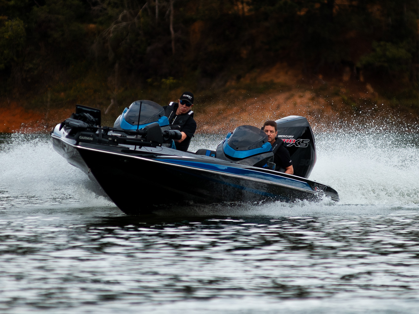 Bass boat Quest Boats personalizado pela Boat Store, pronto para a água com motor de popa, motor elétrico, sonares e eletrônicos integrados.