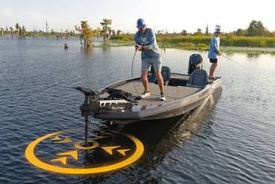 Spot-Lock Minn Kota mantendo o barco posicionado na água durante a pesca